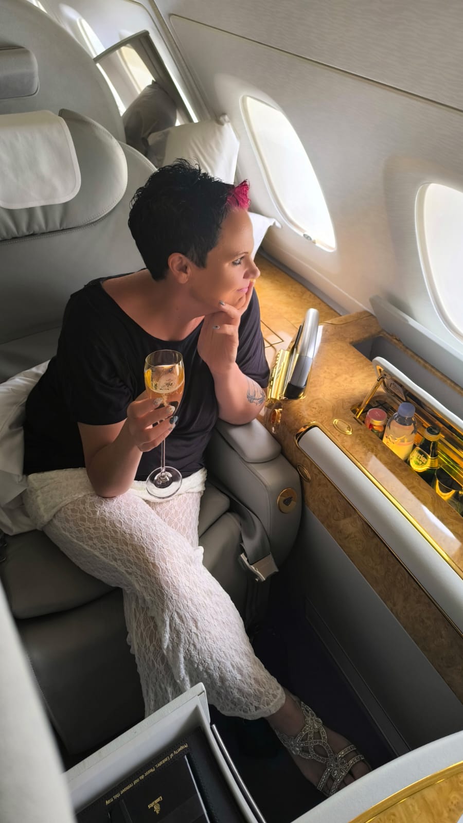 Britt, Gründerin der MeilenLounge Elite, in der First Class
